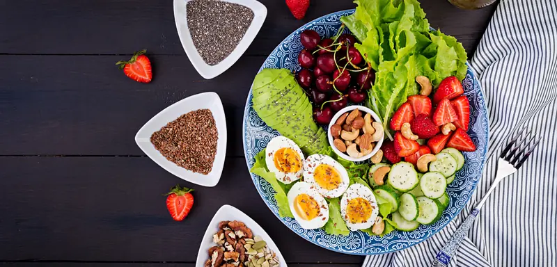 Plato equilibrado con verduras, huevo, fruta y frutos secos
