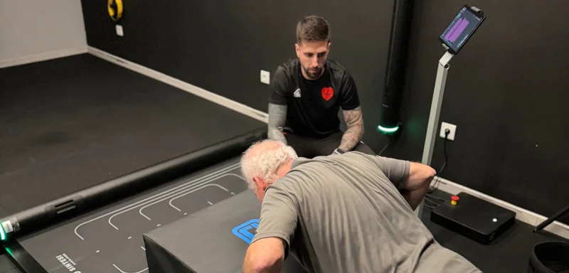 Entrenador supervisando una sesión Personal con la plataforma Sintesi