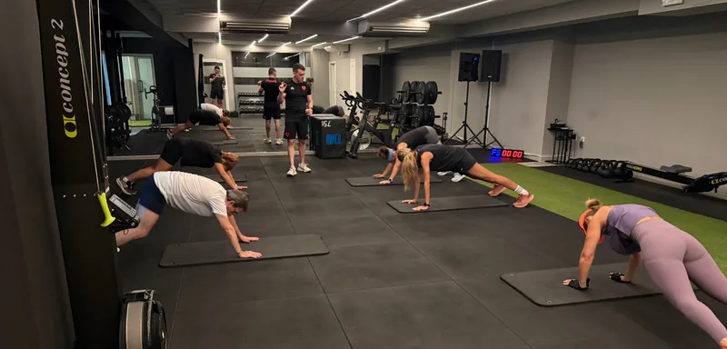 Grupo de Training entrenando en la sala de iLovefit Center Puertollano